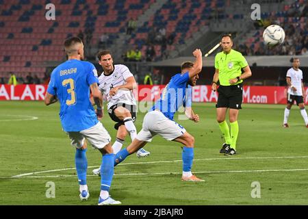 Bologna, Italien. 04.. Juni 2022. Goalchance Leon GORETZKA (GER), Action, Schuss gegen Davide FRATESI (ITA). Fußball UEFA Nations League, Gruppenphase 1.Spieltag Italien (ITA) - Deutschland (GER), am 4.. Juni 2022, Renato Dall `Ara Stadium Bologna Credit: dpa/Alamy Live News Stockfoto